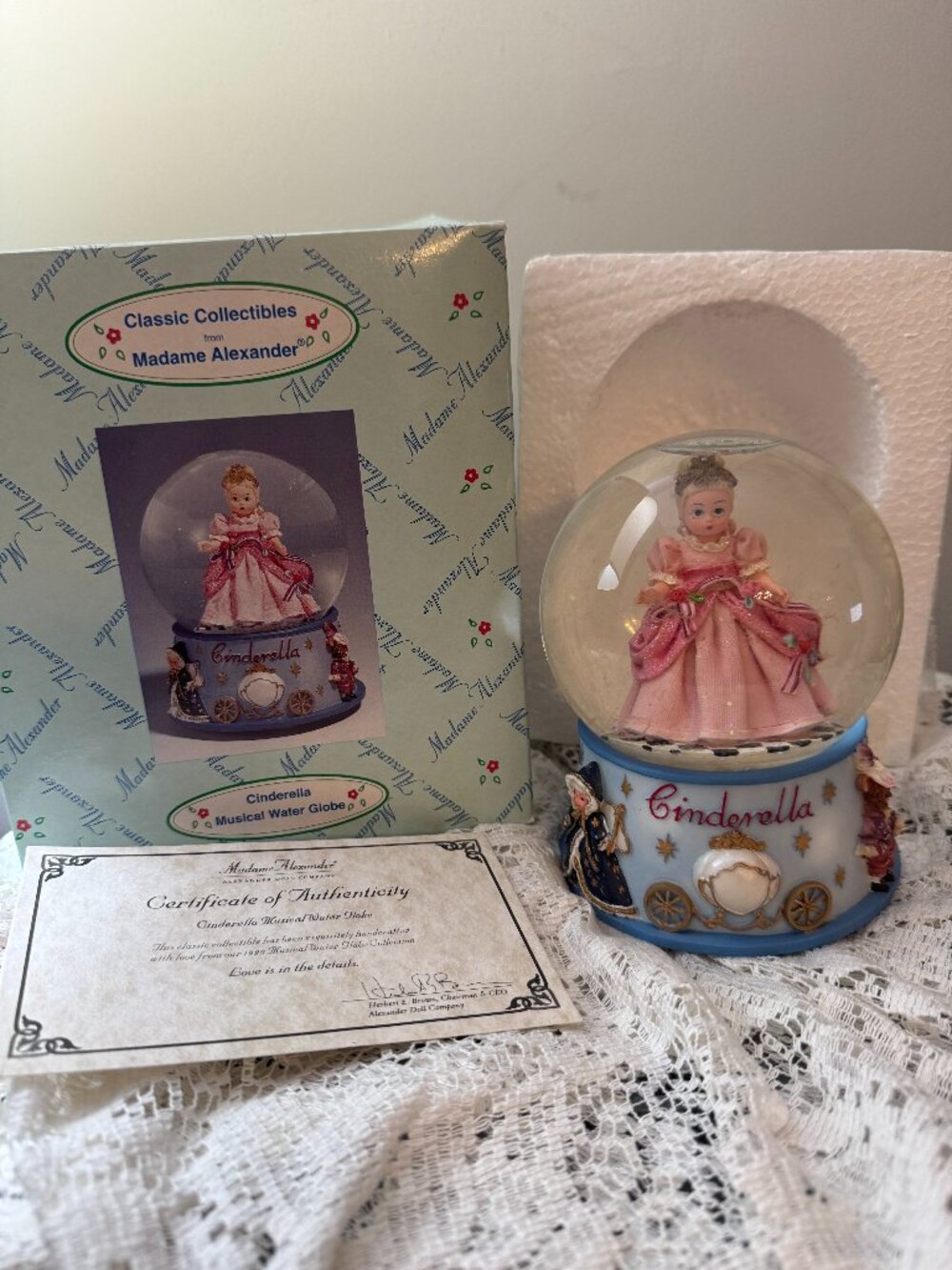 Vintage 1999 Madame Alexander "Cinderella" Musical Water Globe